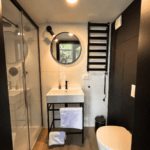 tuin kantoor badkamer, spiegel, toilet, verwarming, douchecabine, zwarte details