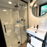 tuin kantoor badkamer, wasbak, douchecabine, moderne afwerkingen