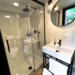 tuin kantoor badkamer, wasbak, douchecabine, moderne afwerkingen