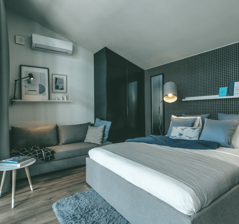 tiny house twee persoons bed met mooie interieur afwerkingen