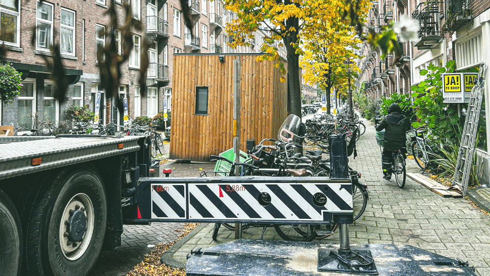 houten tiny house, amsterdamse straat, bomen, kraan