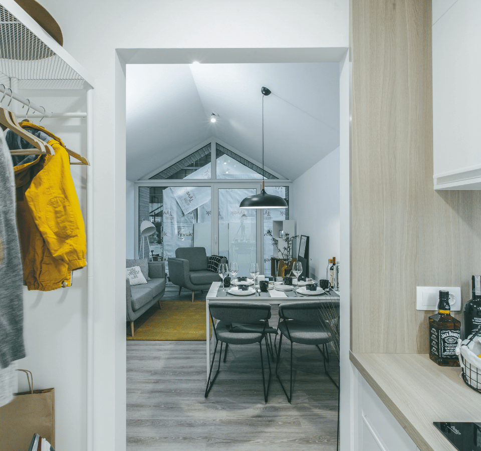 tiny house malmo+ van binnen, keuken en woonakamer met eetafel