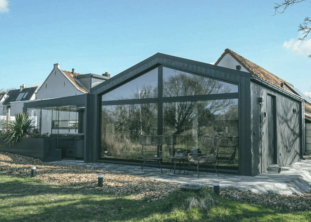 zwart custom tiny house, grote ramen, oplopend dak