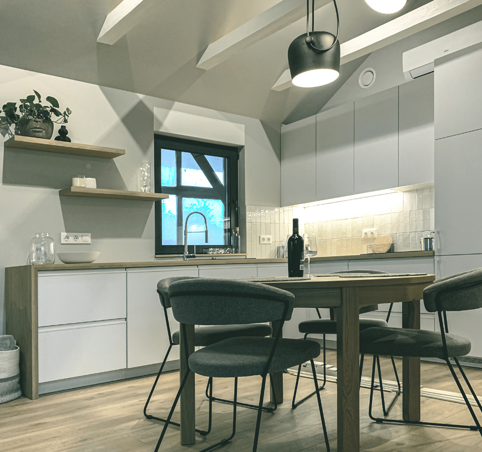 tiny house eettafel, stoelen, tafel, fles wijn, open keuken