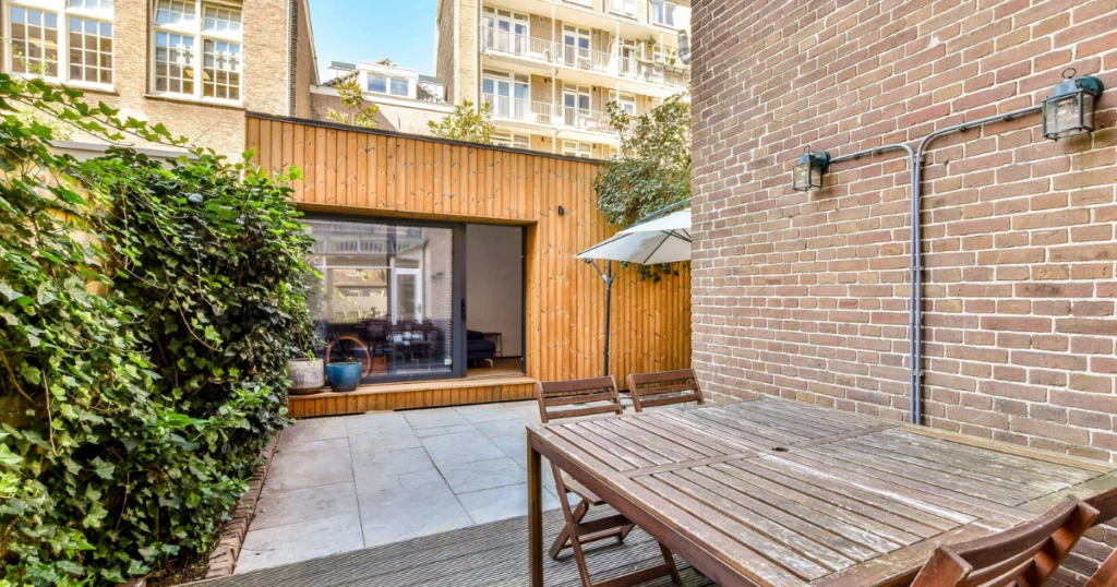 houten chalet, tuin tafel, begroeien, stenen bestrating, binnentuin