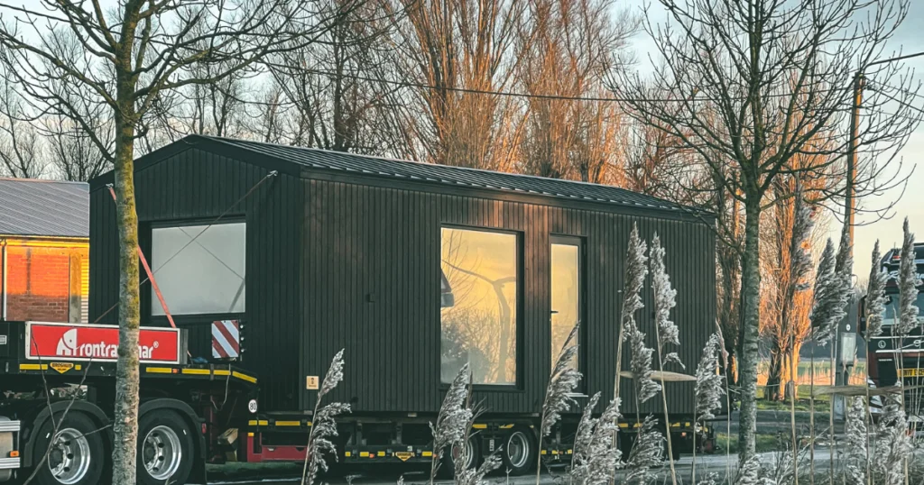 zwart luxe chalet op transport, vrachtwagen