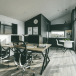 binnenkant tuinkantoor, eettaffel met stoelen, keuken, klok, groot raam met lichtinval, pvc-vloer, oplopend plafond