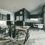 binnenkant tuinkantoor, eettaffel met stoelen, keuken, klok, groot raam met lichtinval, pvc-vloer, oplopend plafond