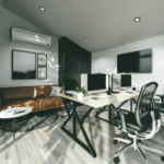 interieur groot tuinkantoor, modern, macbook computers, bureau, stoelen, leren bank, salon tafel, tv aan de muur, airco