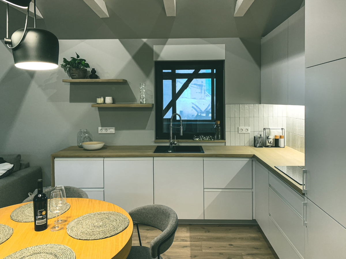 tiny house keuken, verwarmd met boiler, lamp, tafel, stoelen, modern design, raam, houten balken plafond