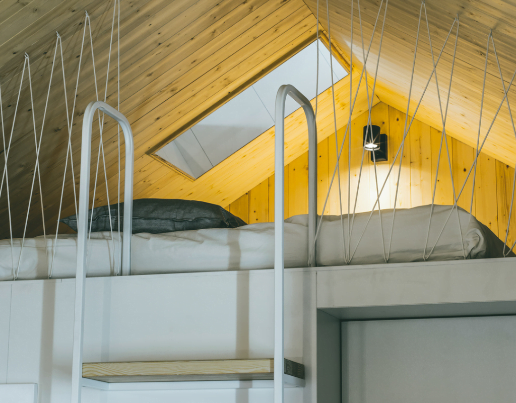 trap naar vide in tiny house, dakraam, twee persoons bed