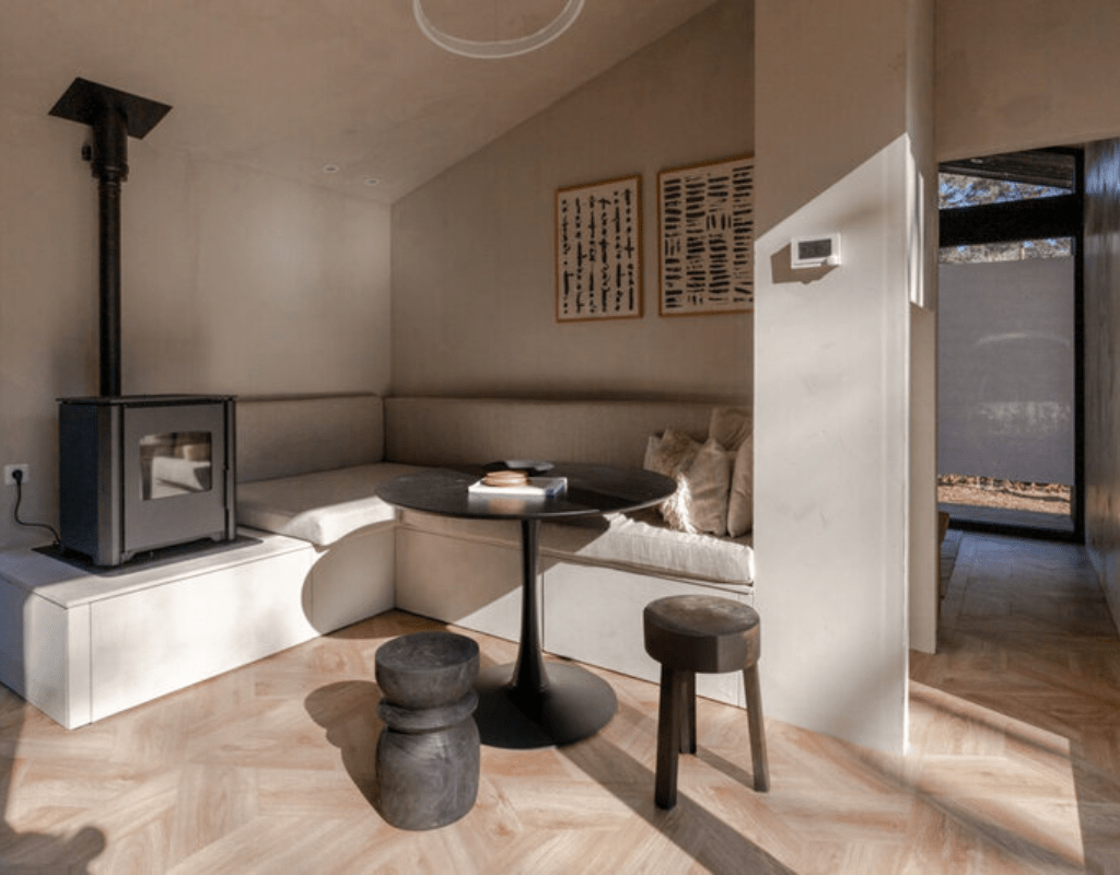 japans interieur, kachel, stoelen, tafel, witte muur afwerking