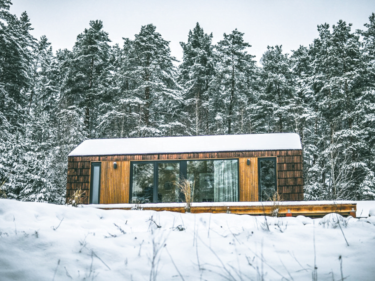 groot houten tiny house tuinhuis bedekt met sneeuw