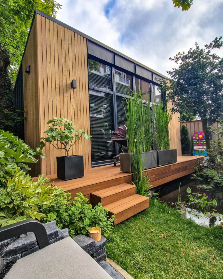 De Vista-tuin versie van een 'custom tiny house', uitkijkend over een rustige vijver, ideaal voor wie een serene toevoeging zoekt aan huis.