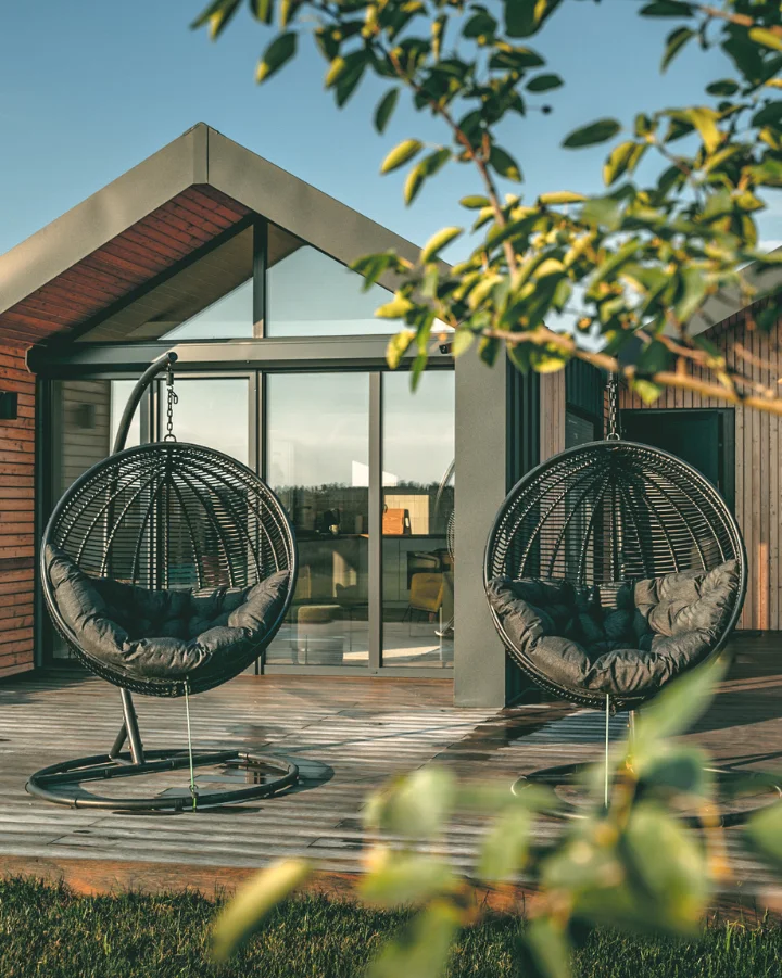 De Vista, een elegant 'modulair tiny house' met comfortabele hangstoelen en een uitnodigend open interieur, perfect voor de moderne minimalist.