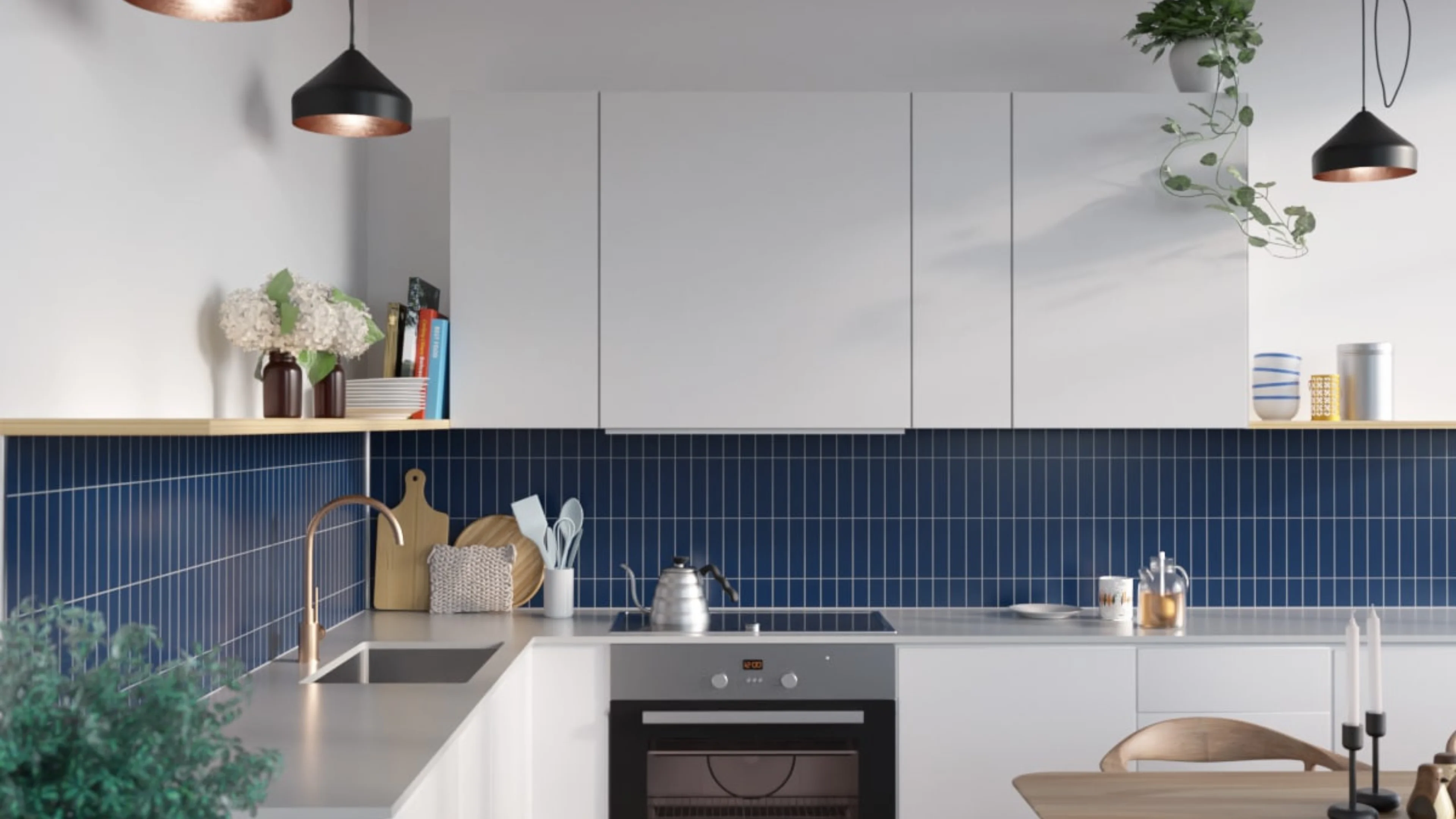 Stijlvolle keuken binnen een tiny house met levendige blauwe tegels als achterwand. Dit design is gecombineerd met witte kasten en natuurlijke houten accenten, aangevuld met koperen hanglampen die een industriële flair toevoegen aan de ruimte