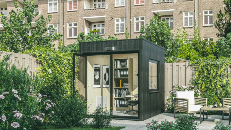 Buitenkantoor in een Tiny House, binnentuin in een binnenstad, veel groene bosjes