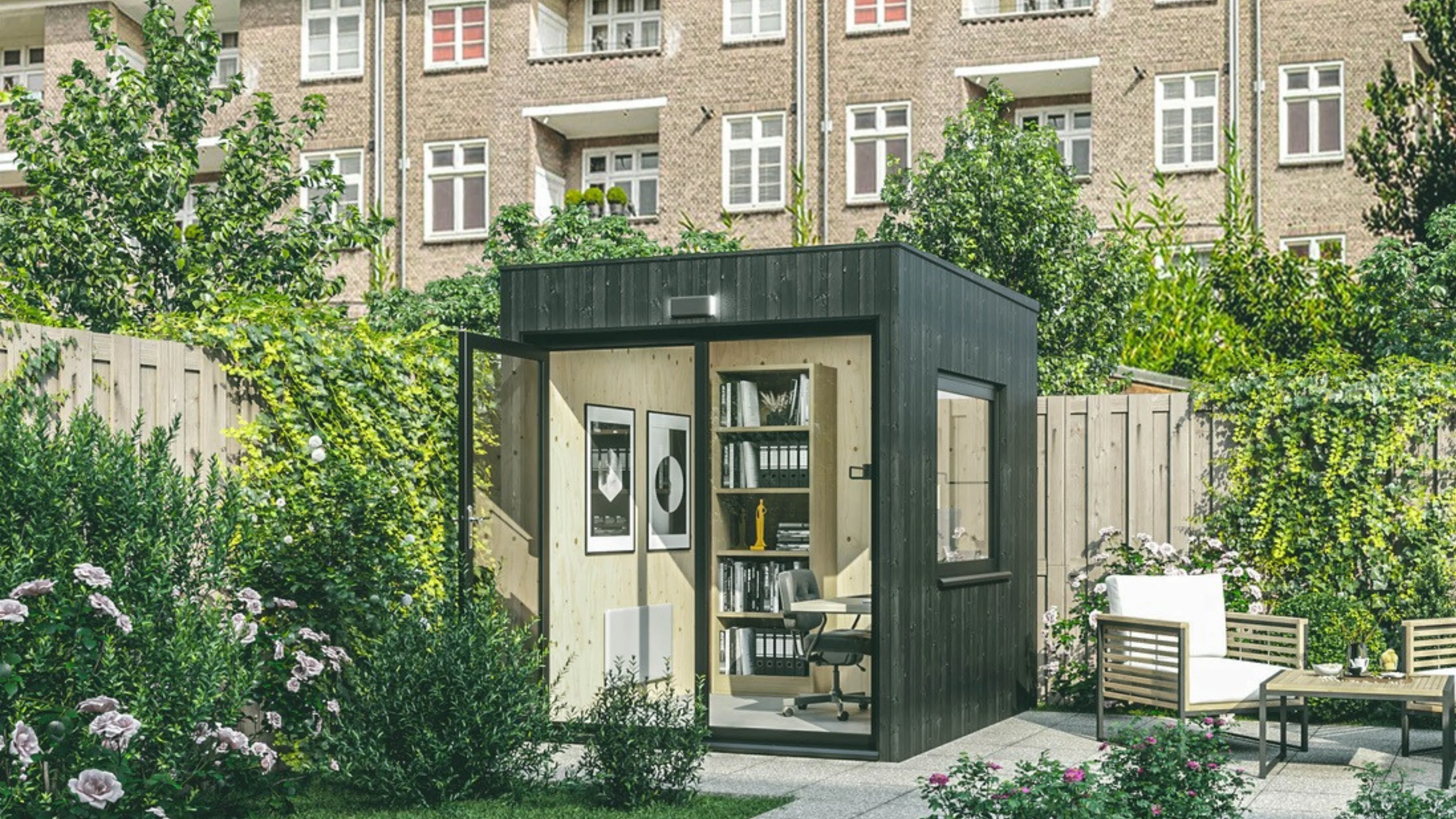 Buitenkantoor in een Tiny House, binnentuin in een binnenstad, veel groene bosjes