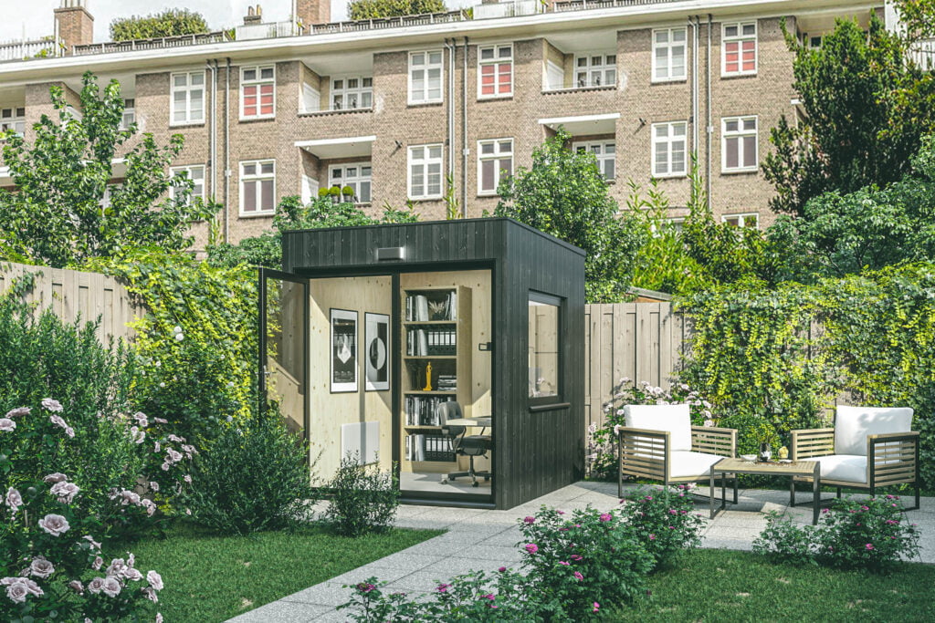 Buitenzicht van een bio-gebaseerde kantoorunit in een groene tuinomgeving, met een pad en zitgelegenheid buiten