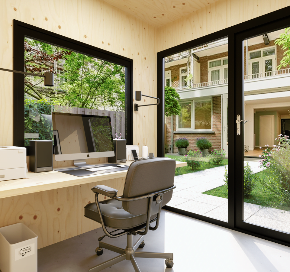 Binnenaanzicht van een moderne bio-gebaseerde kantoorunit met een houten interieur, voorzien van een bureau, ergonomische bureaustoel, computer en een printer, met uitzicht op een groene tuin door grote ramen.