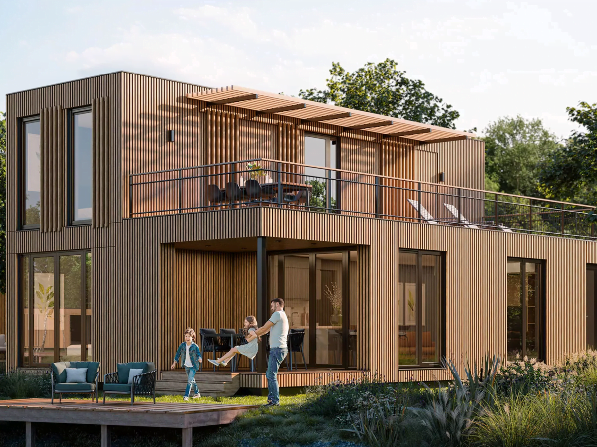Een modern, houten Tiny House met twee verdiepingen en vier slaapkamers, ideaal voor kavelsplitsing in stedelijke gebieden. Het huis, omgeven door groen, biedt efficiënte ruimtebenutting en een aantrekkelijke oplossing voor het woningtekort. Een gezin geniet van de buitenruimte, wat de leefbaarheid en het comfort van dergelijke compacte woonoplossingen benadrukt.