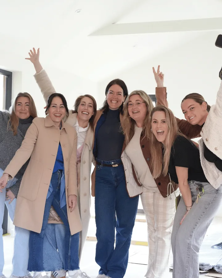 Blije bewoners vieren de oplevering van hun nieuwe Tiny House met vrienden en familie