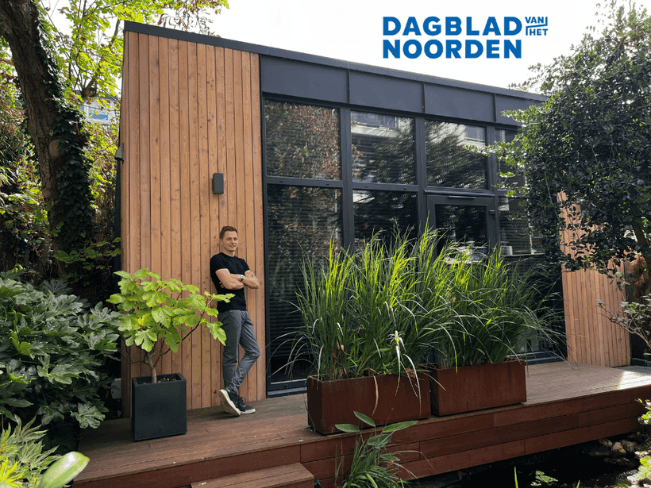 Jeffrey van der Velden bij een moderne Tiny House woning, uitgelicht in Dagblad van het Noorden