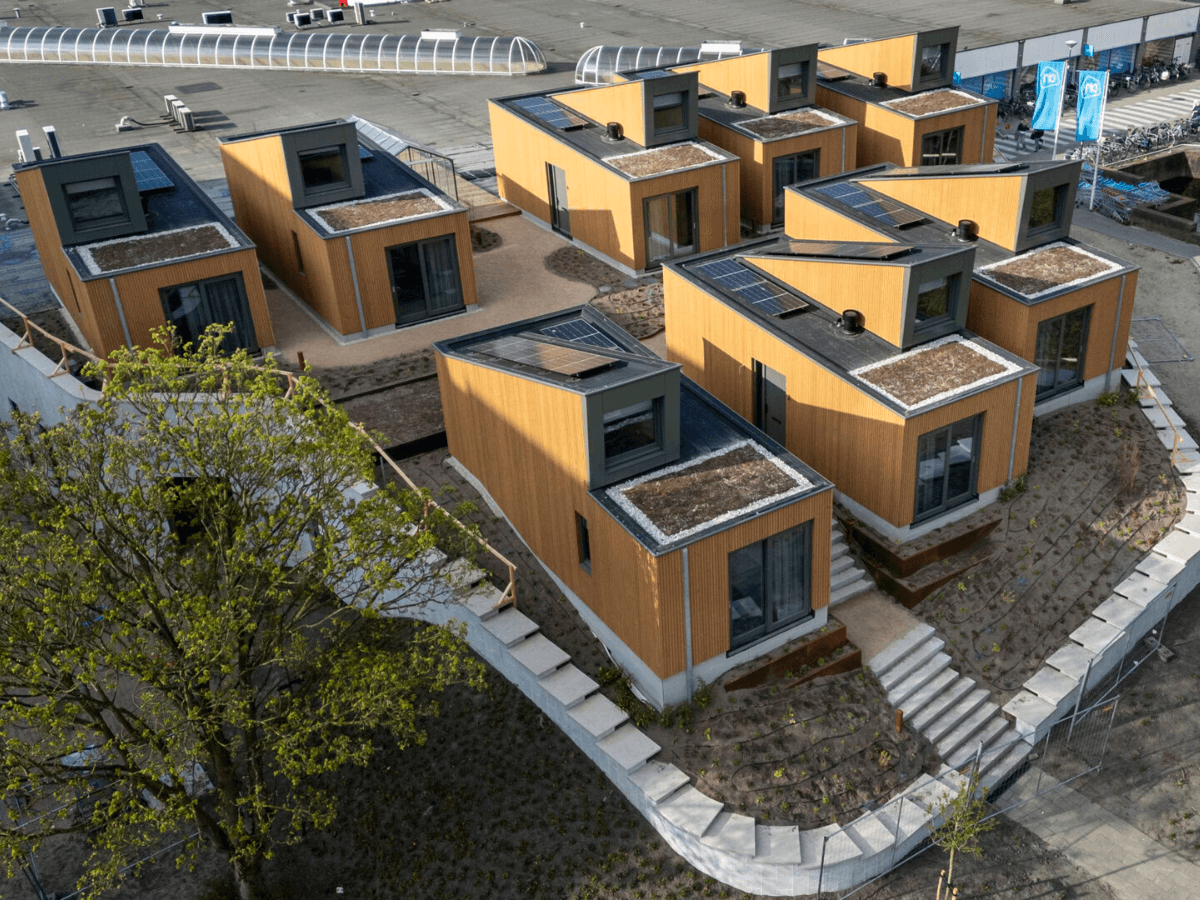 Tiny Houses op het dak van winkelcentrum De Kopermolen in Leiden, innovatief woningbouwproject gerealiseerd door van der vorm vastgoed met compacte houten woningen en zonnepanelen boven een winkelcentrum.