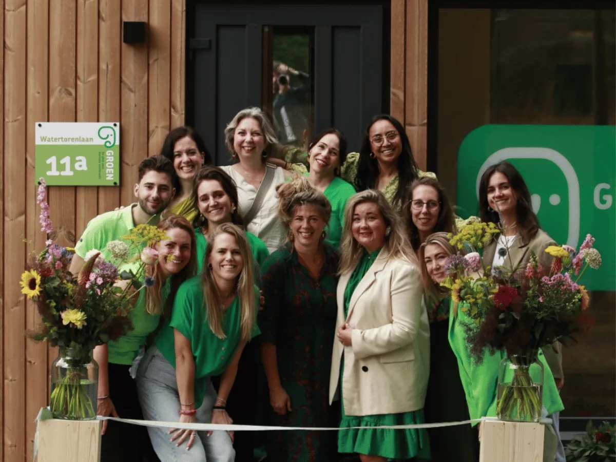 Team bij de feestelijke opening van een Tiny House project in Nederland